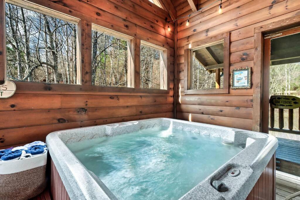 Spectacular Mtns Views With Private Hot Tub With Pool Table And Private Pond Villa Sevierville Kültér fotó