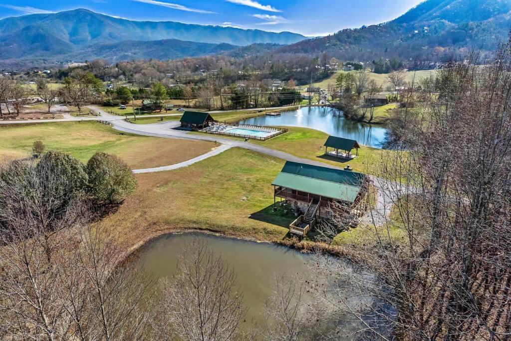 Spectacular Mtns Views With Private Hot Tub With Pool Table And Private Pond Villa Sevierville Kültér fotó