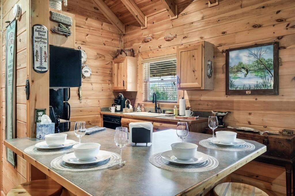 Spectacular Mtns Views With Private Hot Tub With Pool Table And Private Pond Villa Sevierville Kültér fotó