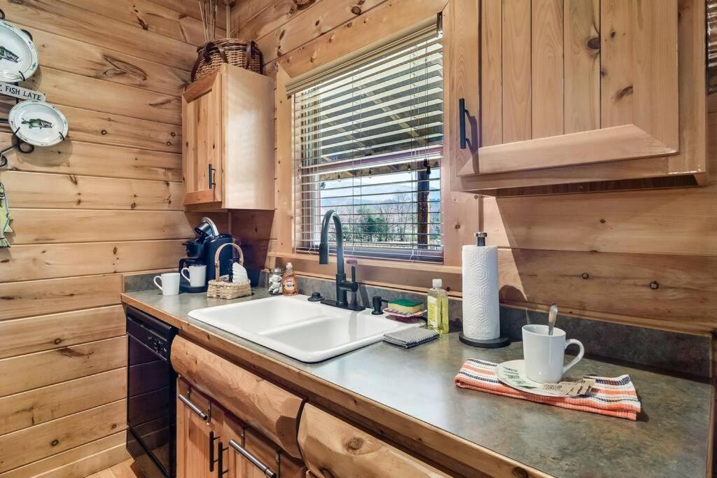 Spectacular Mtns Views With Private Hot Tub With Pool Table And Private Pond Villa Sevierville Kültér fotó